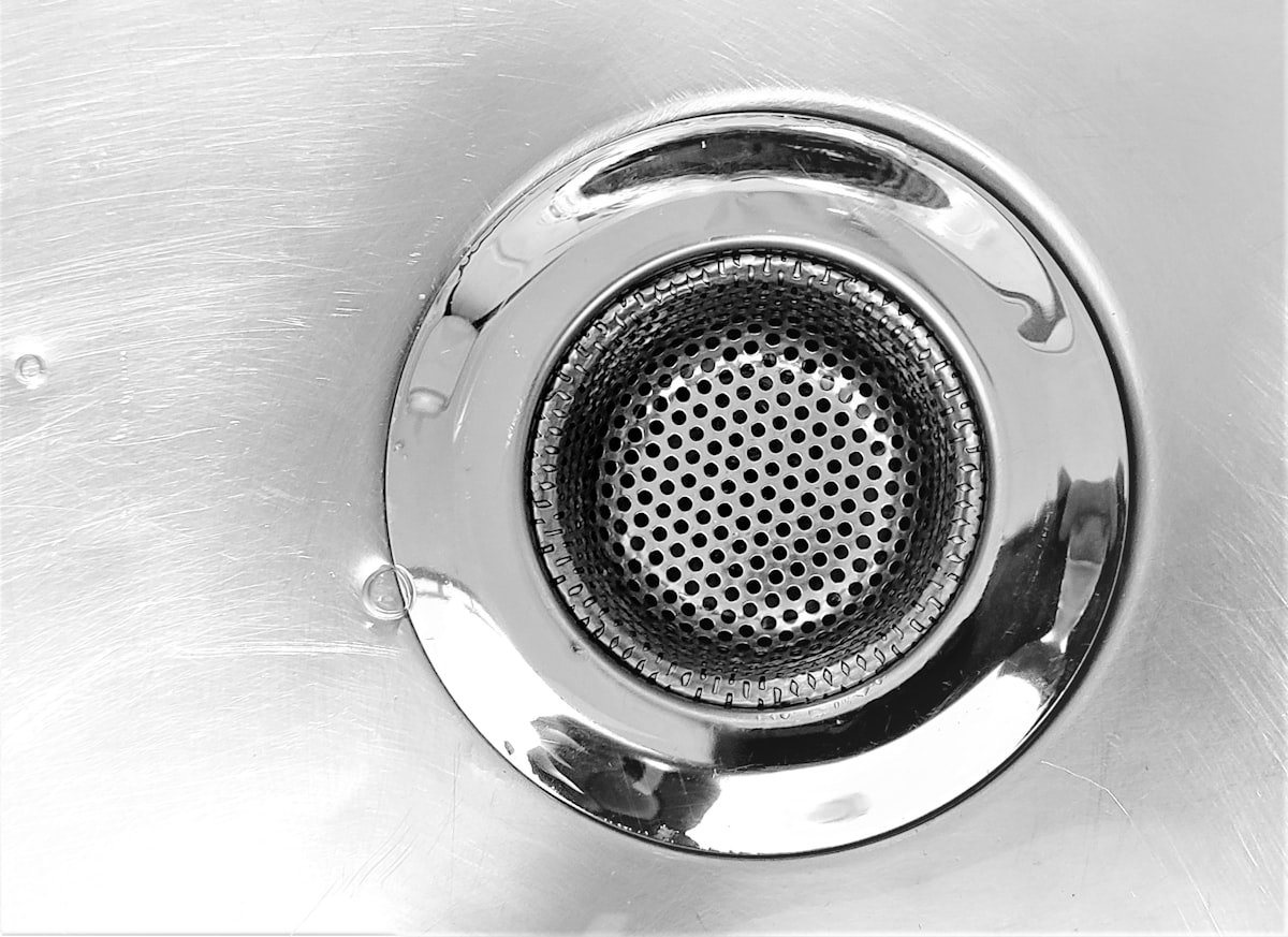 Metal lavabo giderinin yakın plan görünümü