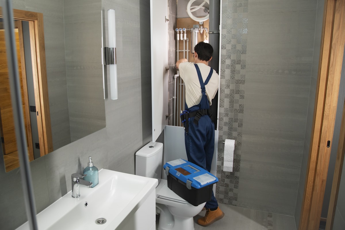 Lavabo altı tesisat bağlantısında çalışma